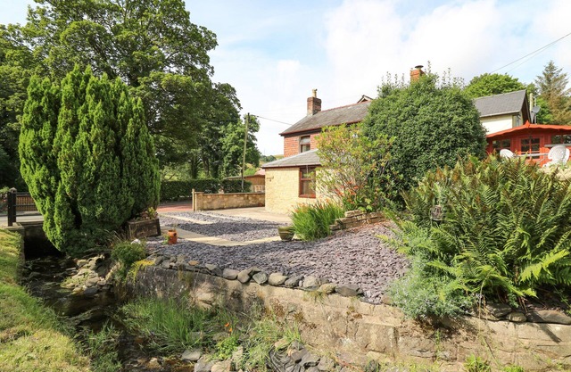 BROOK COTTAGE, pet friendly, character holiday cottage in Llangurig