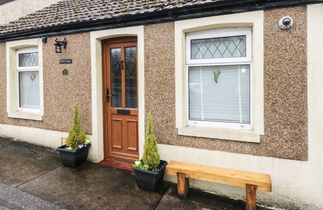 BROOK COTTAGE, pet friendly, character holiday cottage in Ynyswen