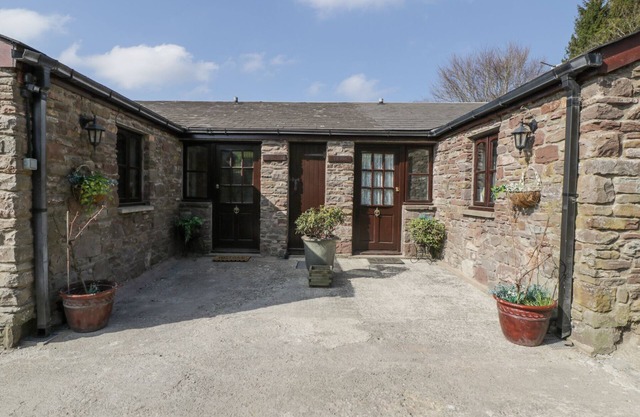 BROOK COTTAGE, pet friendly in Abergavenny