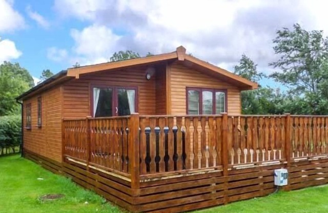 BROOK EDGE LODGE, pet friendly in South Lakeland Leisure Village