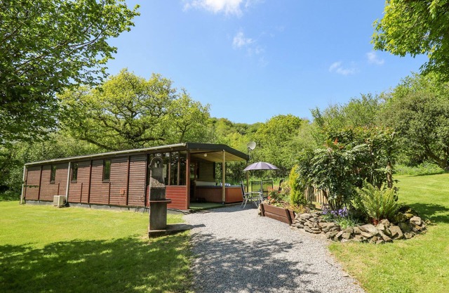 BROOK LODGE, pet friendly, character holiday cottage in Penrhiwllan