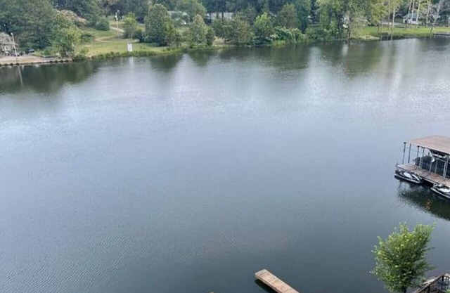 Brooklynn`s Bay, Romantic Lakefront Condo Retreat