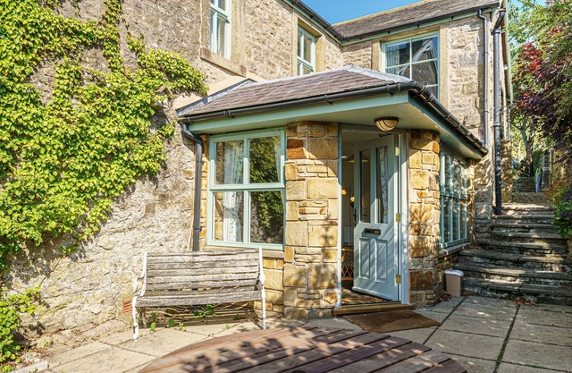Brookside Cottage - 3 bedroom cottage, dog friendly, with lovely views