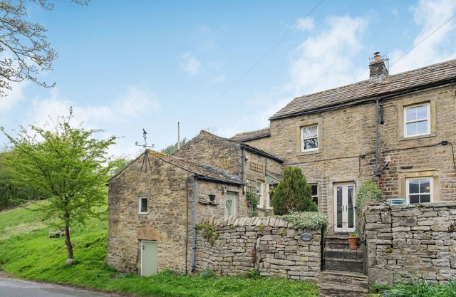 BROWN HILL COTTAGE, family friendly, with open fire in Low Row