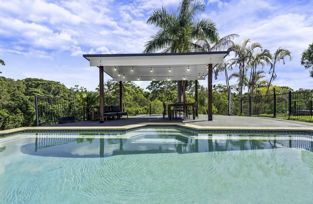 Brunswick Hideaway - superb pool & ocean breeze. 2 min drive to beach