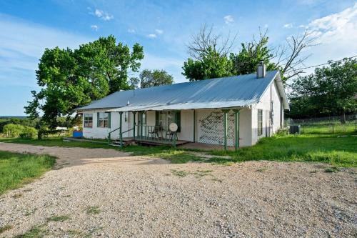 Brushy Bills Farmhouse Horse Motel Pet Sleeps 7 by Vacation Your Way