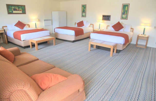Bryce Zion Inn Family room w/2 bathrooms. Sleeps 6