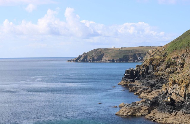 BRYHER COTTAGE, pet friendly, with a garden in Ruan Minor