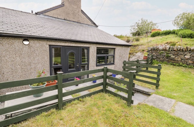 BRYN ALUN, character holiday cottage, with open fire in Tanygrisiau
