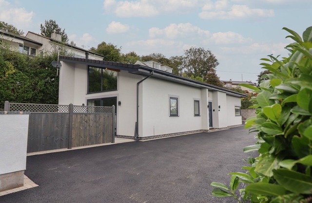 BRYN CAE, pet friendly, with open fire in Penrhyn Bay