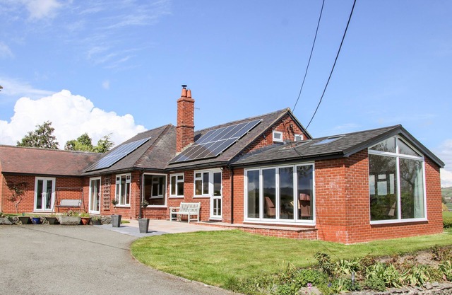 BRYN CAER, family friendly, with open fire in Chirbury