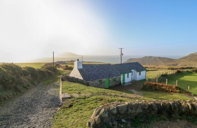 BRYN CANAID, romantic, character holiday cottage in Aberdaron