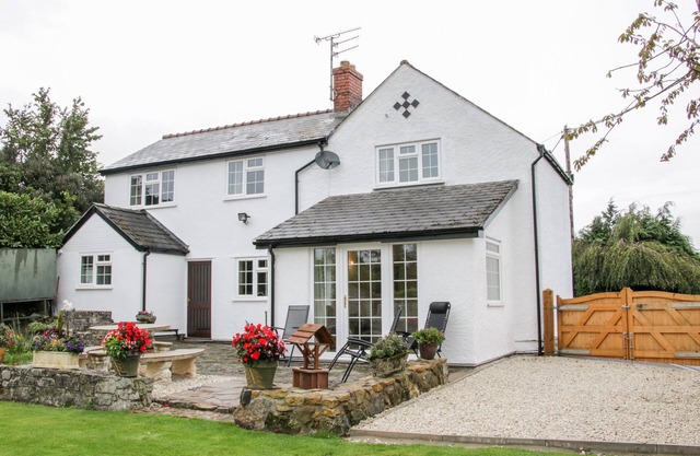 BRYN CELYN, pet friendly, character holiday cottage in Trefonen