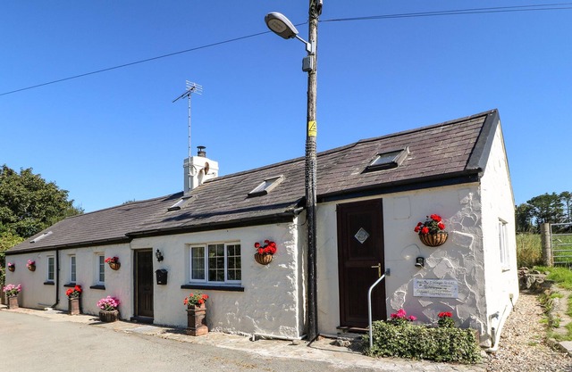 BRYN CYTUN COTTAGE, pet friendly, with open fire in Morfa Nefyn