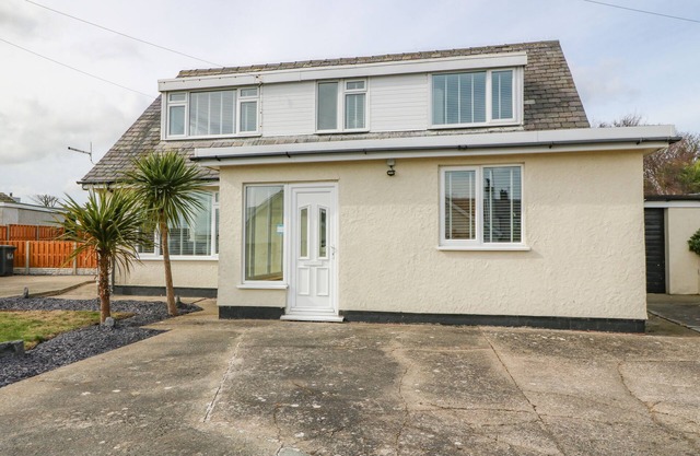 BRYN DERW BACH, with a garden in Moelfre