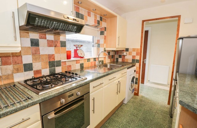 BRYN EITHIN, pet friendly, with a garden in Manod