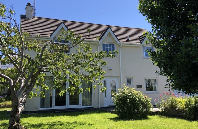 BRYN HYFFRYD COTTAGE. Sleeps 10, large garden, very close to the beach