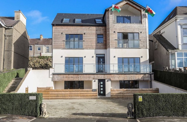 BRYN MIN MANTON APARTMENT, pet friendly, with a garden in Caernarfon