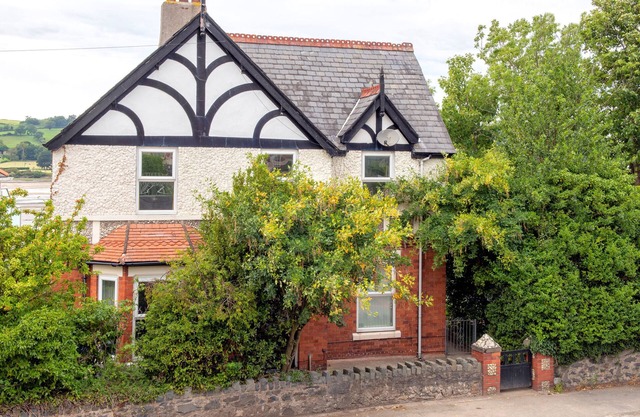 BRYN Y MOR, pet friendly, character holiday cottage in Conwy