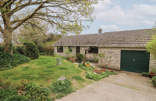 BRYN YR HAF, pet friendly, with open fire in Lampeter