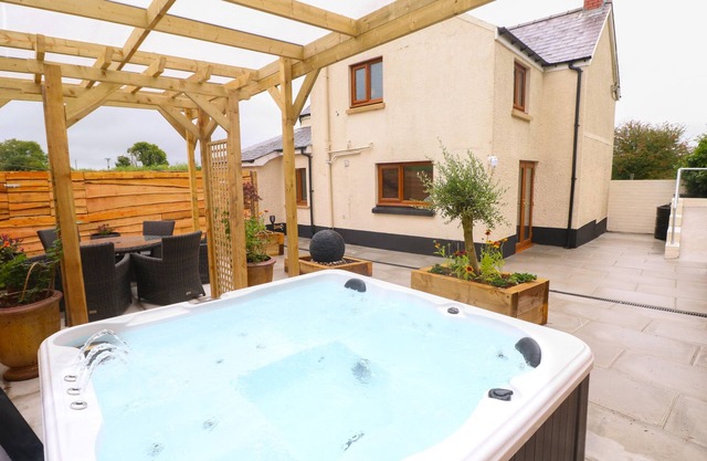 BRYNAWEL, pet friendly, with hot tub in Llanboidy