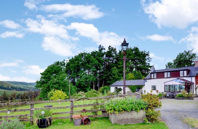Bryncylla Cottage - Holiday Cottage with Hot Tub, 9 guests in 3 bedrooms