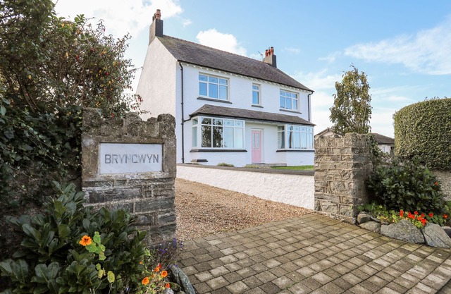 BRYNGWYN - TREARDDUR BAY, pet friendly, with hot tub in Trearddur Bay