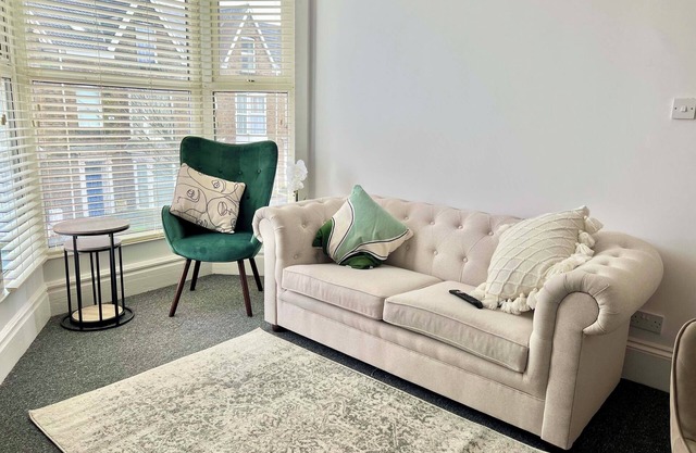 Brynmill Flat Sleeps 3/5 | Close to Beach, Uni & Park | Free Wifi | Free Parking