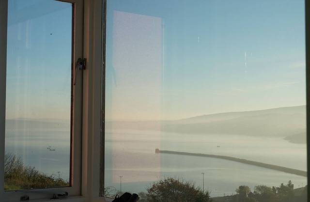 Brynsior, Chalet on the hill in Goodwick with stunning sea views
