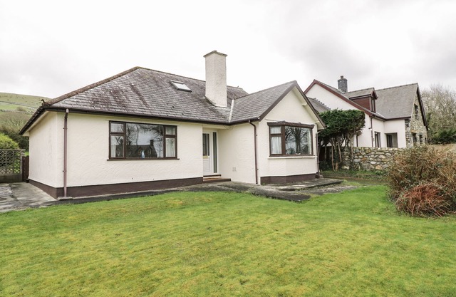 BRYNTEG, family friendly, country holiday cottage in Llwyngwril
