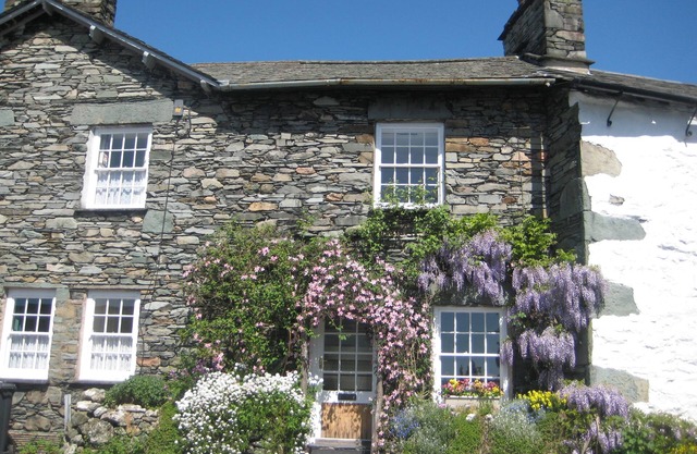 BRYONY COTTAGE, private parking, wifi, sleeps 3, tranquil central location