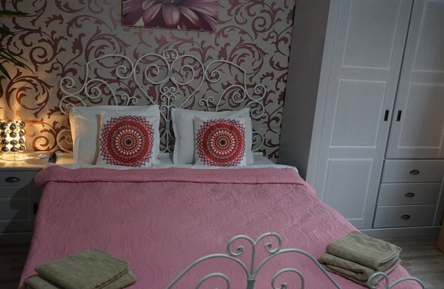 Bucharestrent - In A Cosy Studio Downtown Bucharest, View Royal Palace