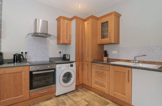BUCKLAND HOUSE ANNEX, pet friendly, with a garden in Taunton