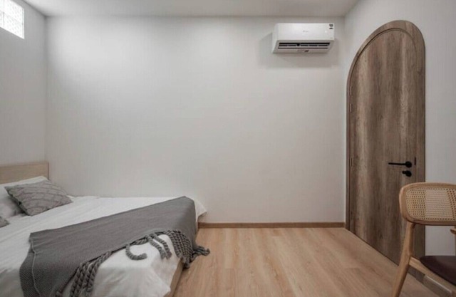 Budget Chic Apt Near Airport #2