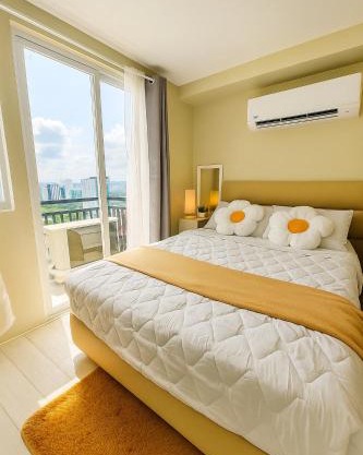 Budget Condo near Ayala Mall Cebu & IT Park - Sea and City View with Balcony