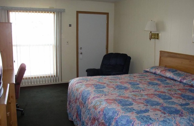 Budget Inn/ 1 Queen Bed Non Smoking