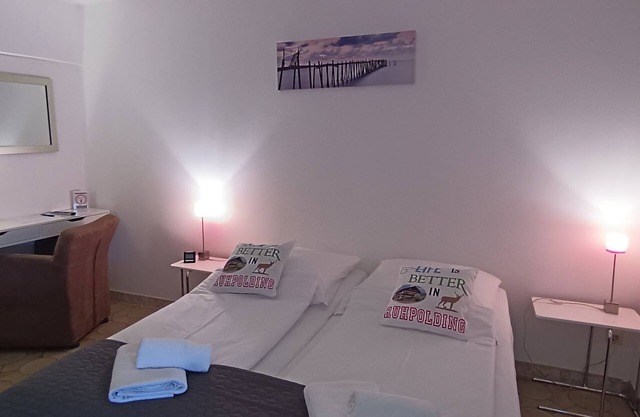 Budget room on the first floor with separate private bathroom (max. 3 people) Room size 22 m²