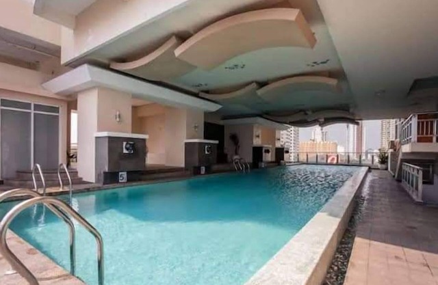 Budget Stay with Bay & City Lights View