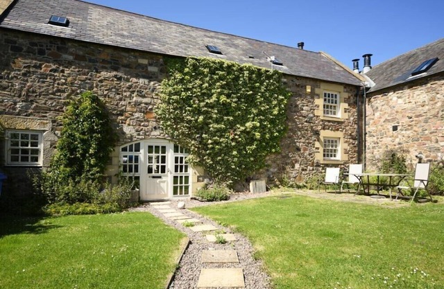 BUDLE GRANARY, pet friendly, country holiday cottage in Bamburgh