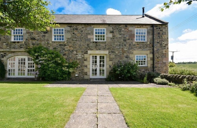 BUDLE SANDS, pet friendly, country holiday cottage in Bamburgh