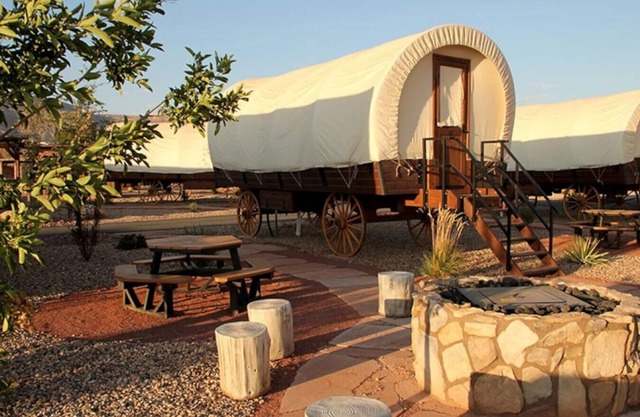 Buffalo Bill Wagon #25 w/2 QB, BBQ & Fire Pit