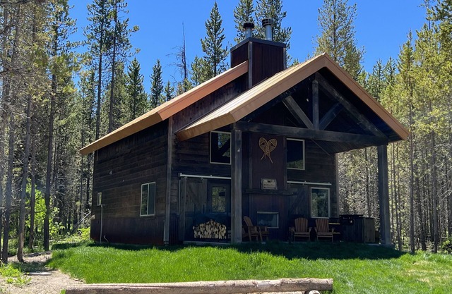 Buffalo Pine Cabin is a Cozy Cabin Minutes From Yellowstone!