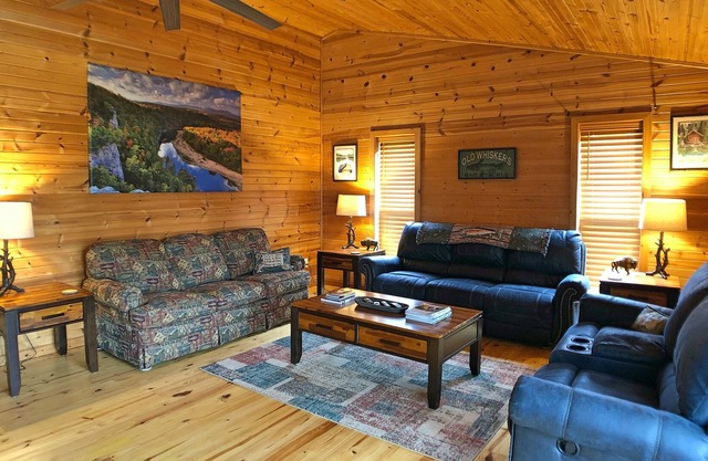 Buffalo Star Cabin ~ 3 Miles from Buffalo River