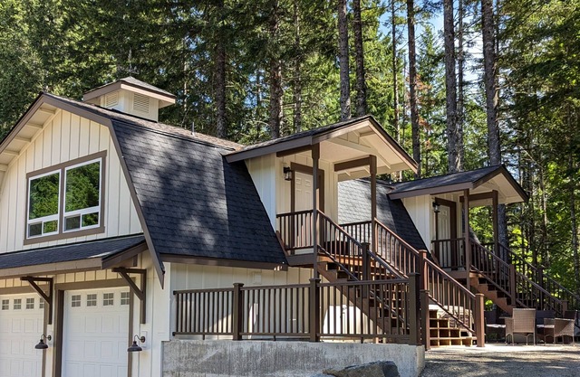 Bugling Elk Bungalow: Cozy apartment with two queen beds in enchanting Packwood