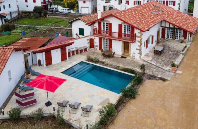 Built 1610, Renovated 2022-Stroll to Town-Heated Pool-Parking-Walk to town-Pets