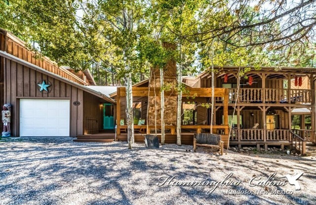 'Built for your enjoyment' Timbers with hot tub!