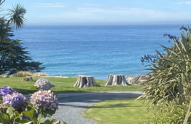 Bull Creek Bach - Stunning Ocean view!