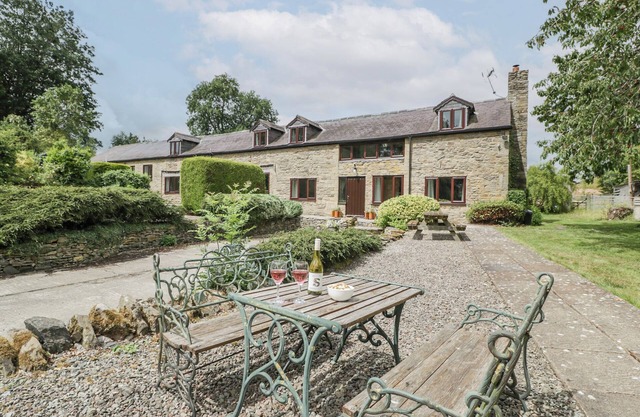 BULLFINCH COTTAGE, pet friendly, with open fire in Kingsland