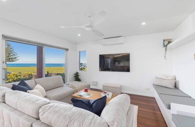 Bulli Escape Bright Beachfront Stay and Scenic Views