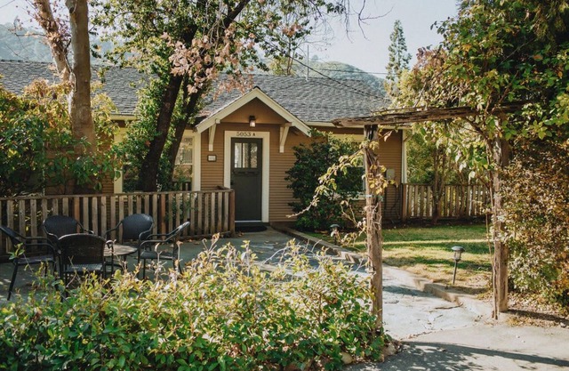 Bullion Street Cottages. El Capitan 1/2 BLOCK WALK TO ALL (#1)